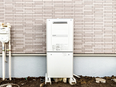 ゴキブリ駆除の薬剤を散布する写真