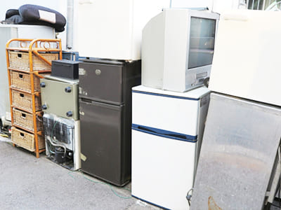 テレビや冷蔵庫、キャビネットなどの粗大ごみの写真