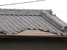 瓦がズレている割れている