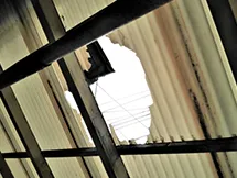 トタンが破損している